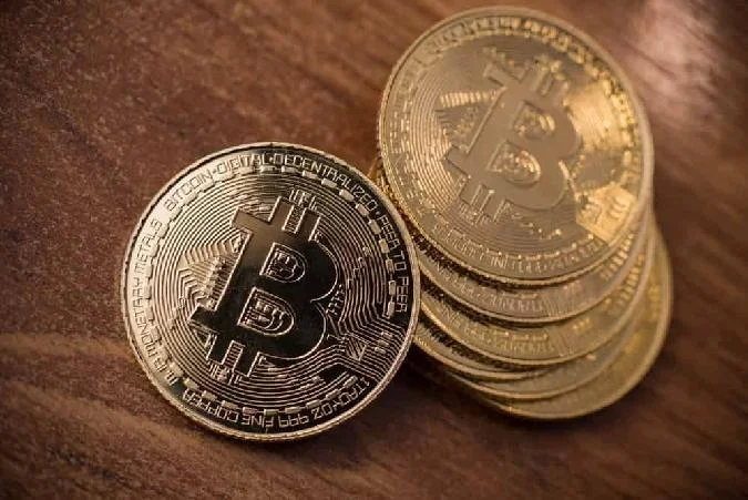 Война за размер блока, спорная дискуссия в биткойн-сообществе (BTC), привела к расколу цепочки в 2017 году и остается актуальной даже спустя 7 лет. В частности, возникли разногласия по поводу того, следует ли увеличивать ограничение на размер блока с 1 МБ для обеспечения большего количества транзакций. Это разделение привело к появлению еще одной криптовалюты, Bitcoin Cash (BCH), которая имеет большой размер блока. Bch