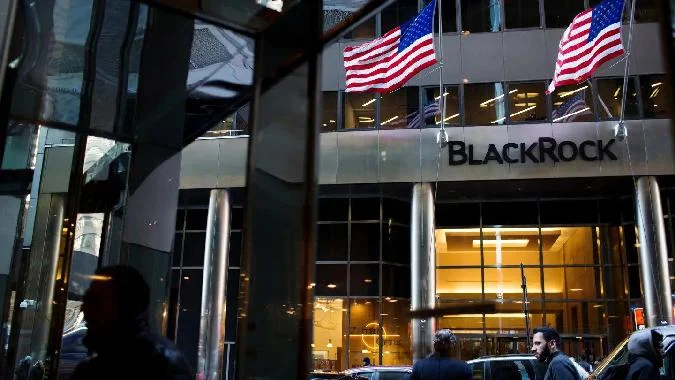 Объем активов, управляемых iShares Bitcoin Trust (IBIT) компании BlackRock, превысил 21,4 миллиарда долларов, превысив ETF Grayscale Bitcoin Trust (GBTC) более чем на 1,6 миллиарда долларов. Столь значительный рост обусловлен постоянным притоком средств в биткоин-ETF BlackRock Spot с начала года. Blackrock