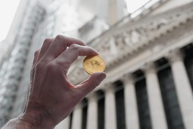 Биткойн (BTC) значительно упал за последние две недели, переходя от $72 000 до $65 000, что составляет около 10% . Такая ситуация затронула уверенность стены Уолл-стрит по поводу криптовалюты, что привело к продолжительному давлению на продажу биткойновских ETF. Согласно CoinGlass, за последние четыре дня были проданы 10 630 BTC на сумму более 700 миллионов долларов только из 10 ETF-фондов. Наиболее заметный результат был связан с FBTC компании Fidelity, который преобладал на Уолл-стрет, с более чем 50% ежедневных продаж и выпуском 5 390 BTC. В целом, на Уолл-стрит общий объем биткойнов составляет $58,58 млрд с активами под управлением в размере $52,64 млрд и ежедневном объеме $1,87 млрд. Несмотря на это, если цене биткойна не удастся вернуться к уровню $66 000, она может продолжить падение к четырехмесячному диапазону и психологической поддержке на уровне $60 000, что для инвесторов будет равносильно новым потерям. Btc