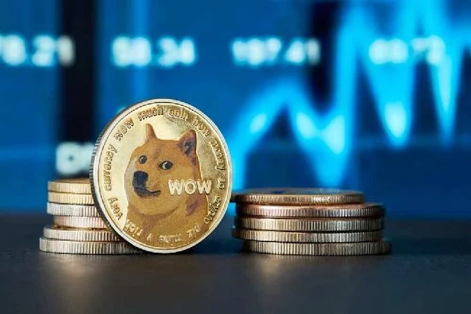 В течение медленного старта данной недели, стоимость Dogecoin (DOGE) продемонстрировала признаки восстановления, подпитанные слухами об интеграции монеты в платформу компании X, которой владеет Илон Маск. Однако последние действия китовых инвесторов привели к новой степени неопределенности и вызвали сомнения относительно дальнейшего движения стоимости DOGE. За последний год крупнейшие держатели Dogecoin уменьшали своё количество активов: согласно данным IntoTheBlock, их доля снизилась с 45,3% до 41,3% . Doge