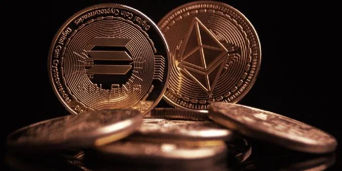 Если Комиссия по ценным бумагам и биржам США (SEC) больше не расследует Ethereum, это лишь частично связано с тем, что другие криптовалюты с похожей системой «доказательства доли» ( proof of stake ) не находятся под угрозой. Хотя официальная позиция SEC облегчила положение Ethereum, это не означает автоматического признания других монет, использующих ту же систему, безопасными. Каждый проект имеет свои особенности, которые могут быть рассмотрены SEC при принятии решения. Не следует думать однозначно о классификации криптовалют в категории ценных бумаг, так как в этом вопросе важны множественные факторы и индивидуальные характеристики каждого проекта. Таким образом, решение SEC о расследовании Ethereum является важным шагом, однако не гарантирует полную безопасность других криптоактивов, работающих на базе системы доказательства доли. Ethereum