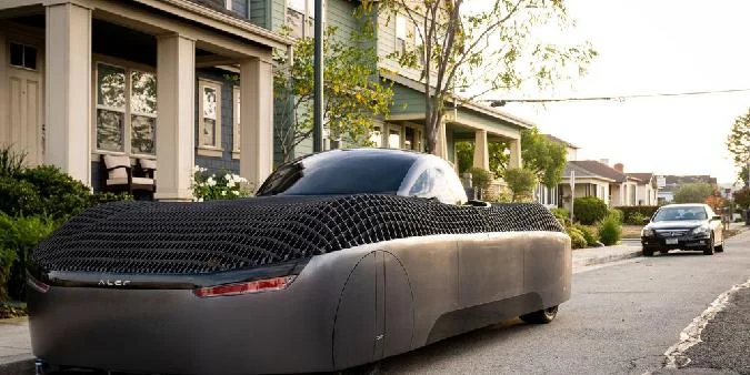 Научная фантастика предсказывает будущее, в котором летающие автомобили заполнят небо. В четверг в Миннесоте вступит в силу закон под названием «Акт о Джетсонах», названный в честь культового мультсериала; в мае были подписаны два законопроекта, касающиеся «летательных аппаратов, пригодных для движения по дорогам». Aleph