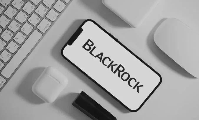 Компания BlackRock заявила, что не планирует в ближайшее время подавать заявку на создание ETF-продукта Solana. Solana