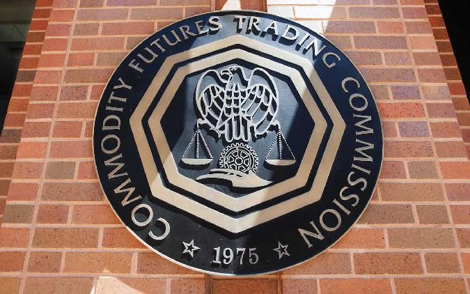 Комиссия по торговле товарными фьючерсами (CFTC) недавно расследовала дело о мошенничестве с мемами, в котором замешан известный криптовалютный ютубер Бен Армстронг, также известный как BitBoy. Hai