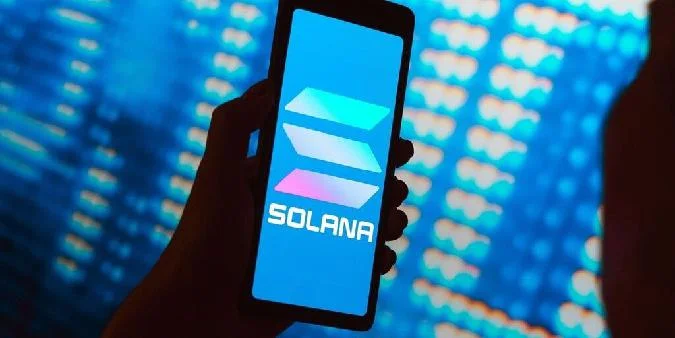 Децентрализованные биржи (DEX), построенные на сети Solana, впервые обогнали по объему торгов биржи, построенные на Ethereum, долгое время царствовавшем короле децентрализованных финансов (DeFi), в июле. Ethereum