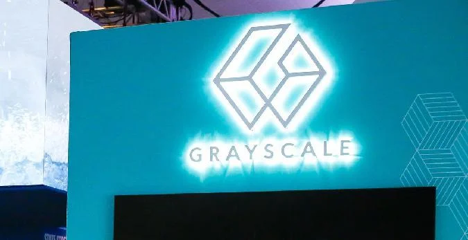 Компания Grayscale, крупнейший в мире управляющий криптовалютными активами, в своем заявлении сообщила, что с сегодняшнего дня вносит коррективы в свой индексный фонд альткоинов. Grayscale