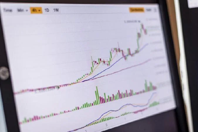 С октября 2023 года криптовалютный рынок переживает заметный подъем, вызванный сильным ростом курса биткоина (BTC). Dogecoin