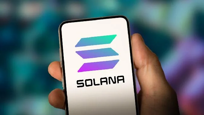 Несмотря на оптимистичный приток средств в криптовалюты, такие как Solana, данный отчет показывает, что значительные препятствия все еще мешают их широкому распространению. Регулирование остается одной из главных проблем, и многие инвесторы называют его основным препятствием для дальнейших инвестиций в этот класс активов. По словам Баттерфилла, регулирование остается труднопреодолимым барьером, но обнадеживает тот факт, что опасения по поводу волатильности и опеки продолжают снижаться. Solana