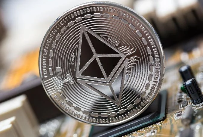 Разработчик Ethereum компания Consensys недавно подала в суд на Комиссию по ценным бумагам и биржам США (SEC) в рамках знакового дела, которое может пересмотреть будущее криптовалют. Разработчик требует, чтобы ETH не был признан ценной бумагой. Ethereum