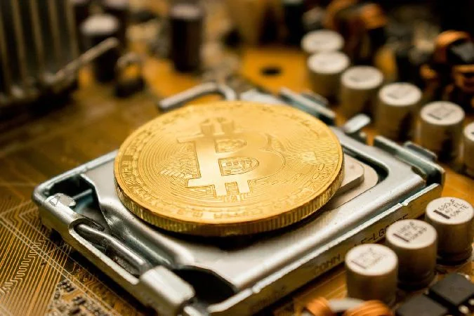 Ключевой особенностью блокчейна Bitcoin является то, что время работы блока в сети (то есть скорость, с которой майнеры разрешают блоки) остается относительно постоянным и составляет стандартные 10 минут на блок. Bitcoin