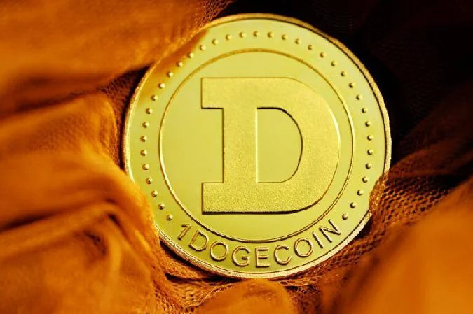 Широко известный в криптовалютном сообществе как Crypto Kaleo, Калео является известным трейдером и аналитиком с большой аудиторией в социальных сетях, особенно в Twitter, и он известен своим анализом рынка, торговыми стратегиями и взглядами на различные криптовалюты, включая биткоин и альткоины. Dogecoin
