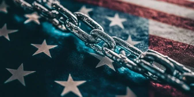 Ripple Labs a annoncé un changement majeur dans ses opérations, le PDG Brad Garlinghouse annonçant que 75 % des offres demploi de lentreprise se trouveront aux États-Unis. Cette décision intervient à un moment où Ripple a accéléré la conclusion daccords et de partenariats nationaux, dépassant le nombre daccords conclus six mois avant lélection présidentielle américaine de novembre 2024. . Ripple