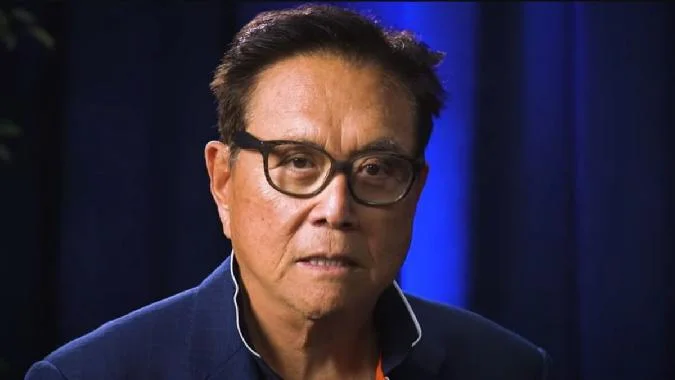 Robert Kiyosaki a abandonné lor et largent au profit du bitcoin. Robert Kiyosaki, célèbre pour son livre Rich Dad, Poor Dad, est en train de changer radicalement son approche de linvestissement, en remplaçant lor et largent par le bitcoin (BTC). Bitcoin