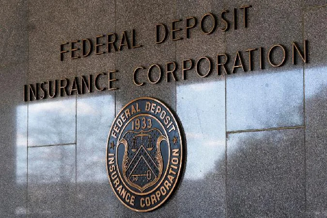 FDIC bereitet sich auf einen Wendepunkt vor: US-Banken können in den Markt für digitale Vermögenswerte eintreten US-Bundesbehörden bereiten sich darauf vor, die Regeln zu überarbeiten, die bisher Bankinstitute daran hinderten, in den Kryptowährungssektor einzutreten. Kryptowährungen