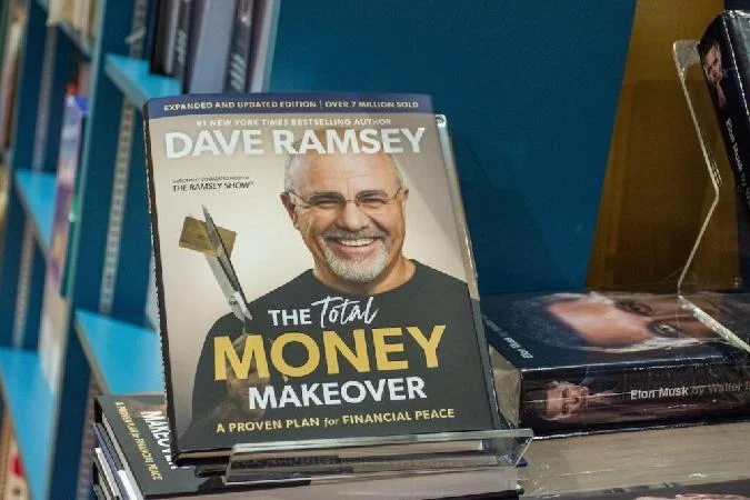Na edição de 29 de julho do The Ramsey Show, o famoso apresentador de rádio contou uma história sobre um conhecido que investiu US $ 10000 em criptomoeda para animá-lo. . Bitcoin
