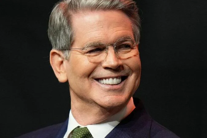 O chefe do Departamento do Tesouro dos EUA, Scott Bessent, está evitando uma resposta direta sobre a probabilidade de reverter US $ 134 bilhões arrecadados por meio de tarifas depois que a Suprema Corte derrubou a maioria das taxas abrangentes impostas pelo governo de Donald Trump. . Uma