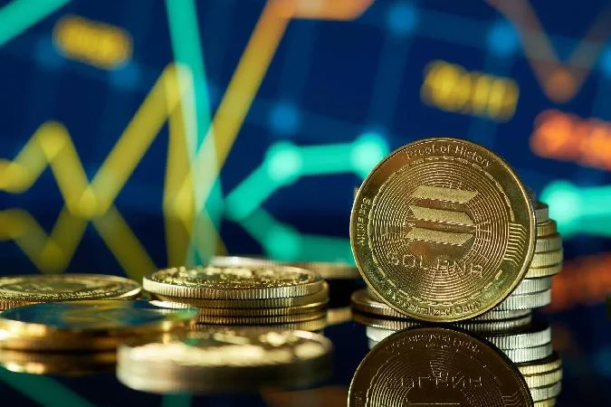Отдел по исследованию цифровых активов Standard Chartered, которым руководит Джеффри Кендрик, в начале текущего года скорректировал прогноз по Solana на 2026 год с $310 до $250, но при этом улучшил долгосрочные показатели. . Sol