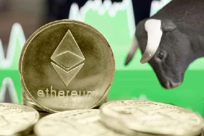 За последние 24 часа мем-монеты, основанные на Ethereum (ETH), испытали значительный скачок в цене. Скачок объясняется ростом спекуляций по поводу одобрения спотового биржевого фонда Ethereum (ETF) в Соединенных Штатах. Ethereum