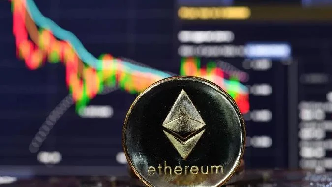 Аналитики Bloomberg ETF Джеймс Сейффарт и Эрик Балчунас выразили оптимизм по поводу потенциального спроса на спотовые ETF Ethereum. Ethereum