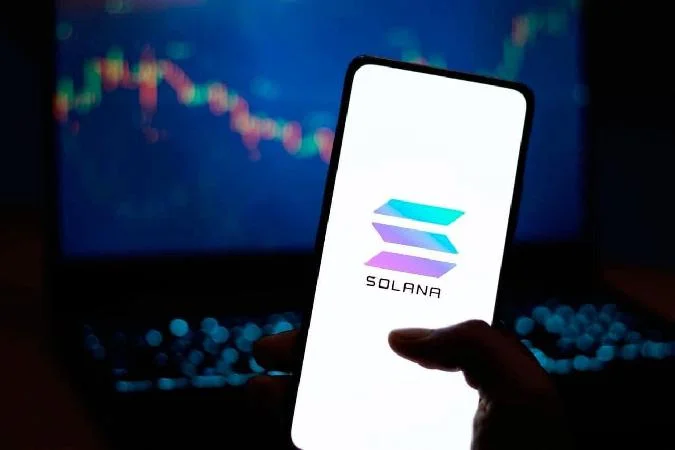 Валидаторы Solana (SOL) проголосовали за документ об улучшении Solana (SIMD)-0096 и предложили распределить все комиссии за приоритет транзакций между валидаторами блоков, которые он генерирует, вместо предыдущего распределения 50/50 между сборами за сжигание и вознаграждением валидаторов. Solana