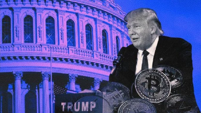 Donald Trump, en su intervención en la conferencia Bitcoin 2024 en Nashville, prometió destituir al presidente de la Comisión de Bolsa y Valores (SEC), Gary Gensler, prohibir la venta de las tenencias de bitcoin de EE.UU. y crear una reserva estratégica de bitcoin si es elegido en noviembre. Bitcoin