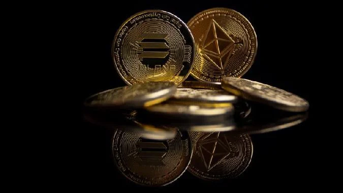 Mientras que la mayoría de los activos de la industria de las criptodivisas (y más allá) están experimentando oscilaciones salvajes, el veterano trader y reconocido experto en mercados Peter Brandt cree que hay un claro ganador en la batalla entre Solana (SOL) y Ethereum (ETH), y por qué. Eth