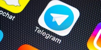 A última hora de la noche del jueves, los usuarios descubrieron que la plataforma de mensajería social Telegram había eliminado silenciosamente parte de la sección sobre la moderación de los chats de grupo privados de sus preguntas frecuentes. Sin embargo, Decrypt ha sabido que una sección clave relacionada con la controvertida redacción permanece:  . Solana