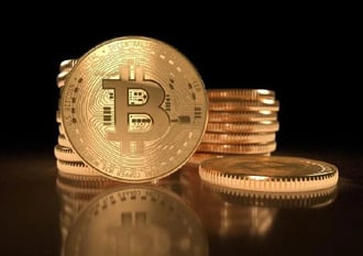 La bolsa de criptodivisas Coinbase, que cotiza en el Nasdaq, introdujo recientemente una versión tokenizada de bitcoin para Ethereum y su red Tier 2, cbBTC, con una capitalización de mercado de más de 0 100 millones poco después de su lanzamiento. Bitcoin