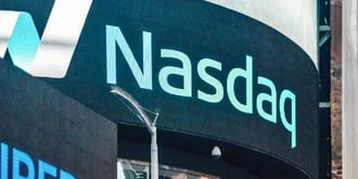 La Comisión del Mercado de Valores de EE.UU. ha aprobado un cambio de normas que permitirá a NASDAQ International Securities Exchange cotizar y negociar opciones sobre el fondo cotizado BlackRock iShares Bitcoin Investment Trust (IBIT). Bitcoin