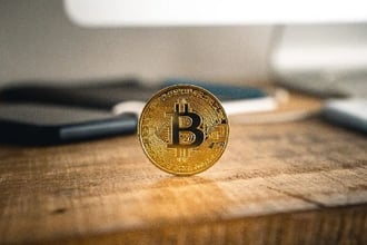 El 27 de septiembre, Howard Lutnitz, Consejero Delegado de Cantor Fitzgerald, apareció en Fox Business y pidió a los reguladores que reconocieran al bitcoin como una mercancía como el oro o el petróleo. Bitcoin