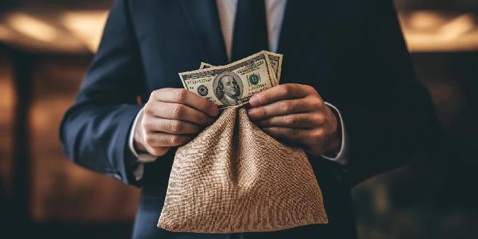 Los créditos flash son el nuevo tema de moda en DeFi. Permite a los usuarios prestar instantáneamente activos sin garantía, siempre que los fondos prestados se devuelvan en la misma transacción. Este concepto, basado en contratos inteligentes, mantiene a la comunidad de criptomonedas en vilo debido a su potencial para generar enormes beneficios a través del arbitraje. Defi