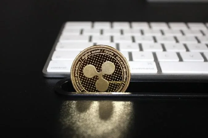 XRP rompió recientemente a través de la resistencia del triángulo simétrico de 0,605 dólares, lo que indica una tendencia alcista en el movimiento del precio de la altcoin a pesar de la especulación en curso de una posible denuncia de la SEC.La ruptura refleja un aumento de la actividad de compra, ya que los inversores aprovechan la oportunidad de sacar provecho de la tendencia alcista. Xrp