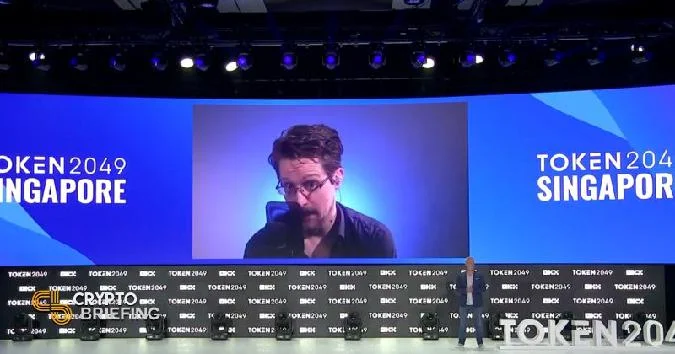 Snowden subrayó que Solana tiene ventajas tecnológicas en términos de velocidad y eficiencia, pero a costa de la descentralización. Solana