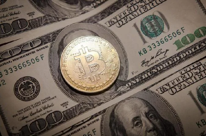 El 18 de octubre, la Comisión del Mercado de Valores de EE.UU. (SEC) aprobó dos documentos clave que permiten la cotización y negociación de fondos cotizados (ETF) de opciones al contado de bitcoin en NYSE American LLC y Cboe Exchange, Inc. Bitcoin