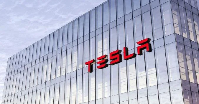 Tesla hat seinen Ergebnisbericht für das dritte Quartal veröffentlicht, der eine starke finanzielle Leistung und die Beibehaltung bedeutender Bitcoin-Bestände ausweist. Tesla