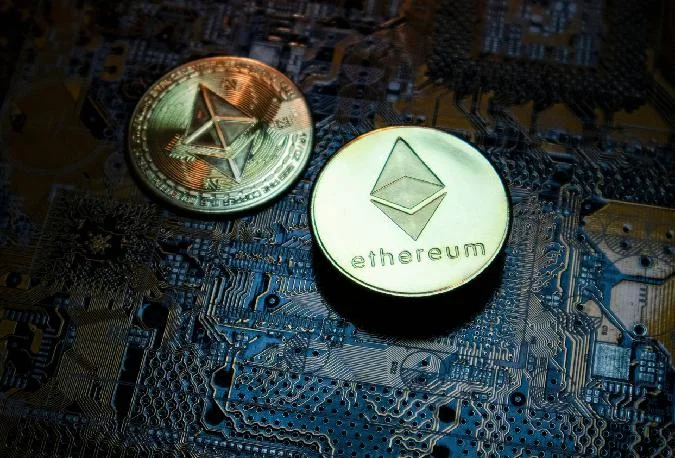 El Invesco Galaxy Ethereum Spot ETF está diseñado para reflejar el rendimiento del precio al contado de ETH mediante el almacenamiento de unidades de ETH en una bóveda separada. Según el documento, Invesco es el patrocinador y Galaxy Digital es el agente ejecutor responsable de vender ETH para cubrir los gastos del fideicomiso. Sin embargo, según el documento publicado el lunes, la Comisión decidió aplazar una decisión sobre la propuesta de la empresa. Ethereum