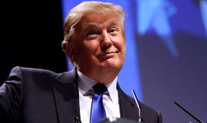 En el reciente programa Joe Rogan Experience, el ex presidente estadounidense Donald Trump anunció su intención de abolir el impuesto federal sobre la renta y sustituirlo por aranceles a los bienes importados. Bitcoin