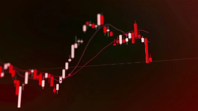 Il est intéressant de noter que CrypNuevo a publié cette analyse un jour plus tôt quun week-end normal. Comme expliqué, cela est dû à la volatilité imminente, qui pourrait accélérer les événements alors que les liquidations longues saccumulent rapidement. Bitcoin