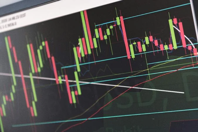 los criptoanalistas bajo el apodo de EtherNasyonal compartieron un gráfico del valor de mercado general de las criptodivisas excluyendo el bitcoin. En este gráfico se puede ver el Ciclo Wyckoff, un gráfico muy utilizado para entender el comportamiento y las tendencias del mercado. Este gráfico muestra 4 fases diferentes del mercado: acumulación, crecimiento, distribución y declive. Criptodivisas