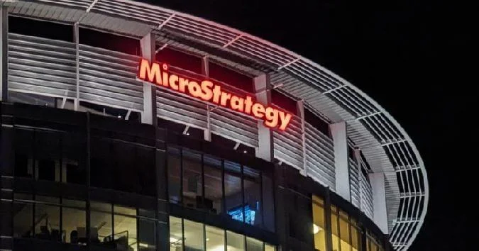 Acciones de MicroStrategy (MSTR) se dispararon un 13% hasta alcanzar un nivel récord al cierre de la sesión del lunes, después de que la empresa anunciara la compra de 4.600 millones de dólares en bitcoins. Y reveló planes para recaudar 175.000 libras. Recaudar más monedas. Microstrategy