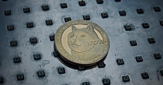 Le marché des crypto-monnaies a montré une forte tendance à la hausse, soutenue par une augmentation marquée des prix du bitcoin après lélection présidentielle américaine de 2024.Cette tendance haussière a provoqué un effet dentraînement, faisant grimper le prix de nombreuses altcoins et meme coins, parmi lesquelles le Dogecoin (DOGE) a été lun des leaders. Dogecoin