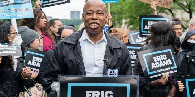 Der Bürgermeister von New York City, Eric Adams, der für sein bescheidenes und zurückhaltendes Auftreten bekannt ist, hat diese Woche eine weitere Botschaft an seine Hasser verfasst. Bitcoin