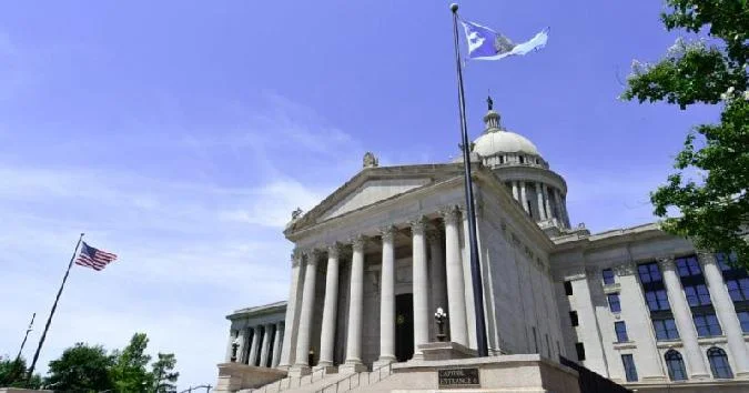 Der Senator des Bundesstaates Oklahoma, Dusty Devers, hat einen Gesetzesentwurf eingebracht, der es Angestellten ermöglichen soll, in Bitcoin bezahlt zu werden, und es Unternehmen erlauben soll, den digitalen Vermögenswert als Zahlungsmittel zu akzeptieren. Bitcoin