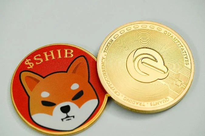 Normalerweise werden Token-Burn-Spitzen meist auf Initiativen der Community zurückgeführt, die darauf abzielen, das Angebot an Kryptowährungen zu reduzieren und möglicherweise eine Verknappung zu verursachen; angesichts der Größ. Shib