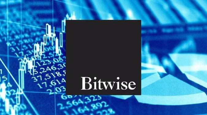Die US-Börsenaufsichtsbehörde (SEC) hat den Antrag der NYSE Arca auf Notierung und Handel von Anteilen an Bitwise, einem dualen börsengehandelten Fonds (ETF) auf Bitcoin und Ethereum, genehmigt. Die Entscheidung, die von der Aufsichtsbehörde im Schnellverfahren getroffen wurde, ermöglicht es Anlegern, über ein einziges Produkt Zugang zu beiden digitalen Vermögenswerten zu erhalten. Bitcoin