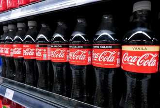 Coca-Colas Q4 sales beat expectations thanks to a strong pricing mix and strong revenue growth - Tokenist The Coca-Cola Company announced results for Q4 and full year 2024. Im vierten Quartal stieg der Nettoumsatz von Coca-Cola um 6 % auf 11,5 Mrd. US-Dollar. Pro