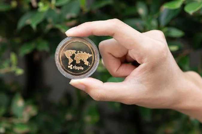 Die US-Börsenaufsichtsbehörde (SEC) wird voraussichtlich bis Oktober dieses Jahres über das Schicksal des von Grayscale vorgeschlagenen börsengehandelten XRP-Fonds (ETF) entscheiden, nachdem am Donnerstag ein Antrag im Bundesregister eingereicht wurde. Xrp