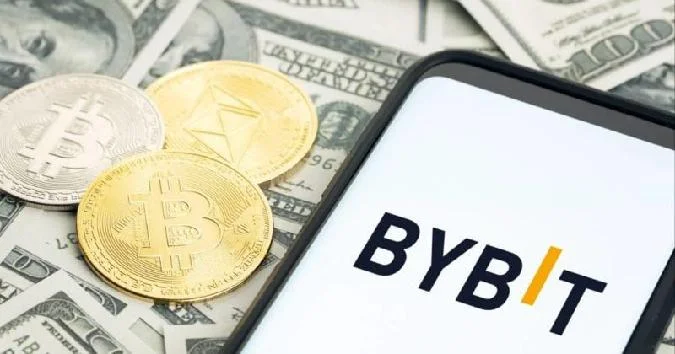 Die Kryptowährungsbörse Bybit hat einen massiven Verlust von Ethereum (ETH) im Wert von mehr als 1,4 Milliarden US-Dollar aus einer ihrer Cold Wallets als Ergebnis eines ausgeklügelten Phishing-Angriffs bestätigt. Der Vorfall kam ans Licht, nachdem der Netzwerkanalyst ZachXBT einen verdächtigen Abfluss von Geldern in Höhe von 1,46 Milliarden US-Dollar aus Bybit. Eth
