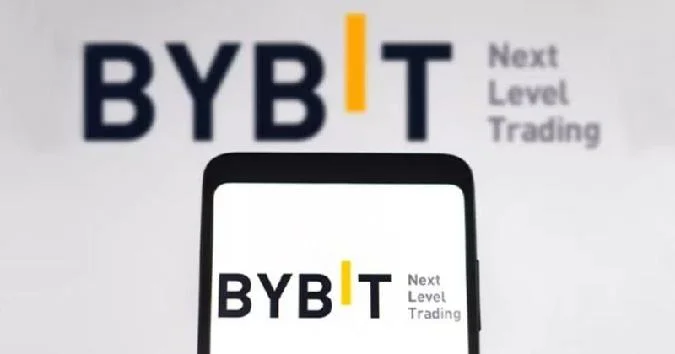 Bybit exchange has fully restored its withdrawal system after several delays resulting from a historic hacking targeting Ethereum cold wallets. Die Börse bearbeitet jetzt alle Abhebungsanfragen ohne Verzögerungen oder monetäre Einschränkungen, sagte ihr CEO Ben Zhou in einer Erklärung. Eth