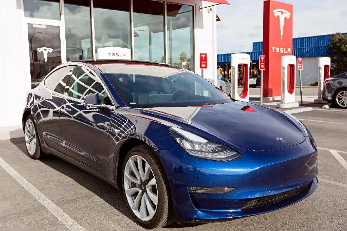 Ist Tesla auf dem richtigen Weg für 2025? - Tokenist Seit der Robotaxi-Veranstaltung am 11. Oktober ist der Aktienkurs von Tesla (NASDAQ: TSLA) um 38 % gestiegen und liegt nun bei 291,60 US-Dollar pro Aktie. Dies ist eine Rückkehr zum Kursniveau von Anfang November 2024. Nach einer Börsenkorrektur im vergangenen Monat ist der TSLA-Aktienkurs jedoch um 23 % gesunken. Tesla